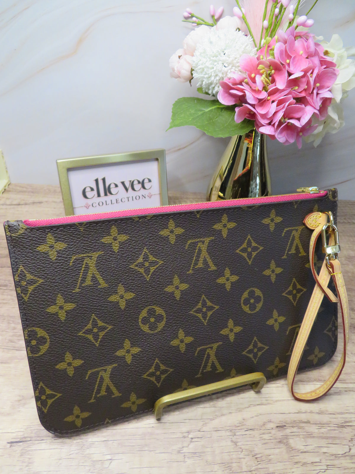 Louis Vuitton Monogram Neverfull Pouch (Pivoine Interior)